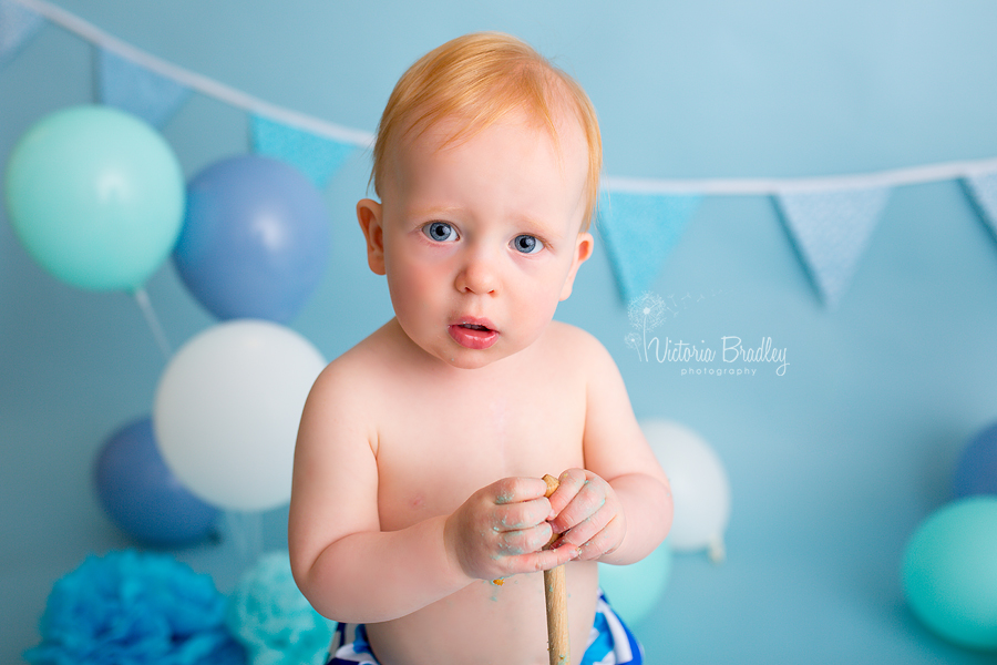 baby boy cake smash session using blue and balloons