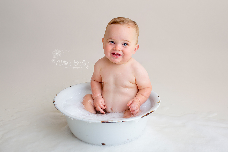 baby sitter splash tub photography