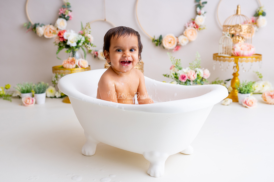 baby girl vintage cake smash bath tub