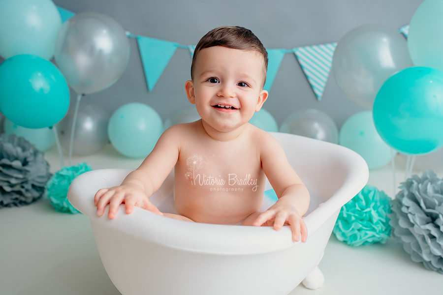 baby boy in bath tub grey and aqua cake smash