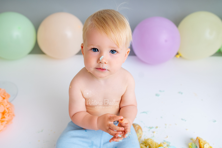 baby boy blue eyes and blonde hair cake smash