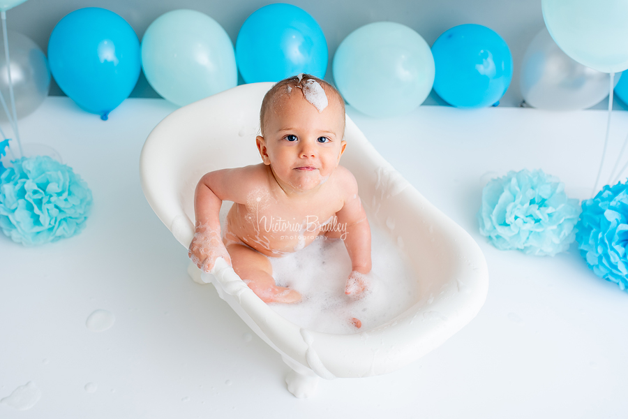 baby boy in bath tub cake smash