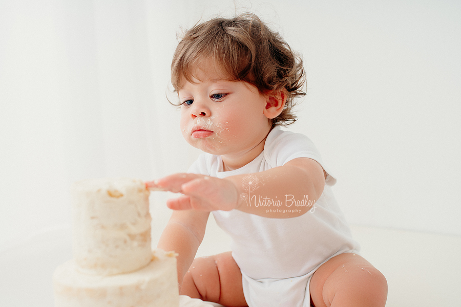 white cake smash photography