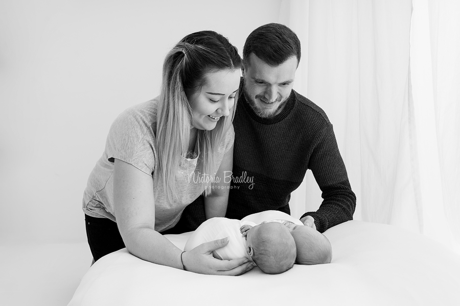 newborn twins photography with parents