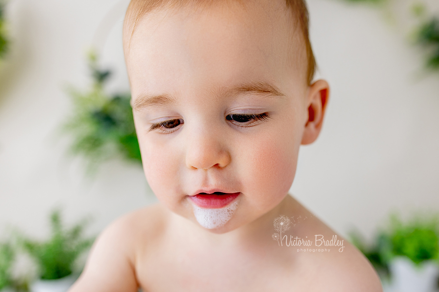 close up on baby boy cake smash