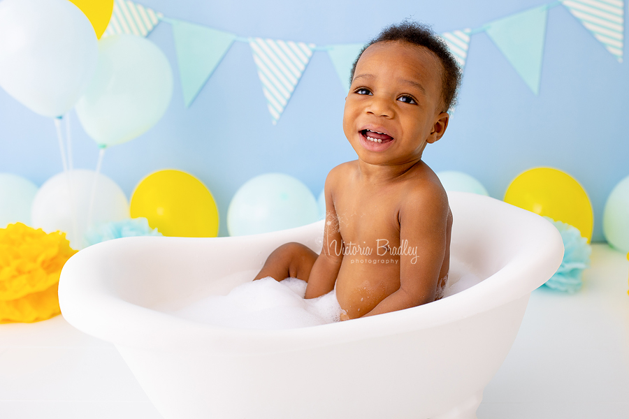 baby boy in bath tub cake smash photography 