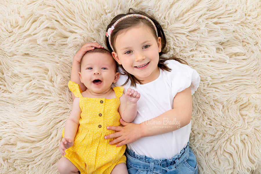 11 week old and 4 year old sibling photography on flokati rug