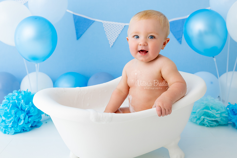 baby boy in bath tub cake smash