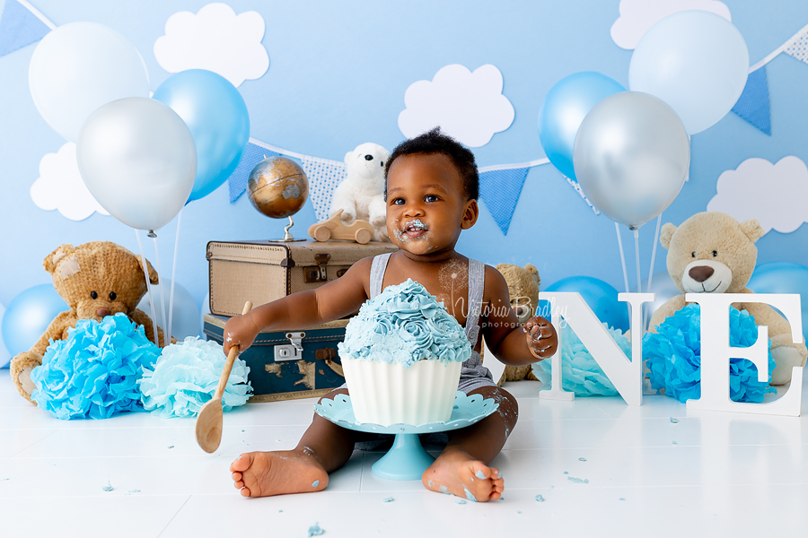 blue and silver cake smash