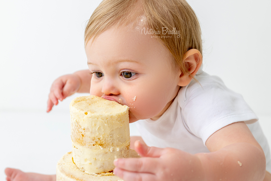 baby eating cake smash photography