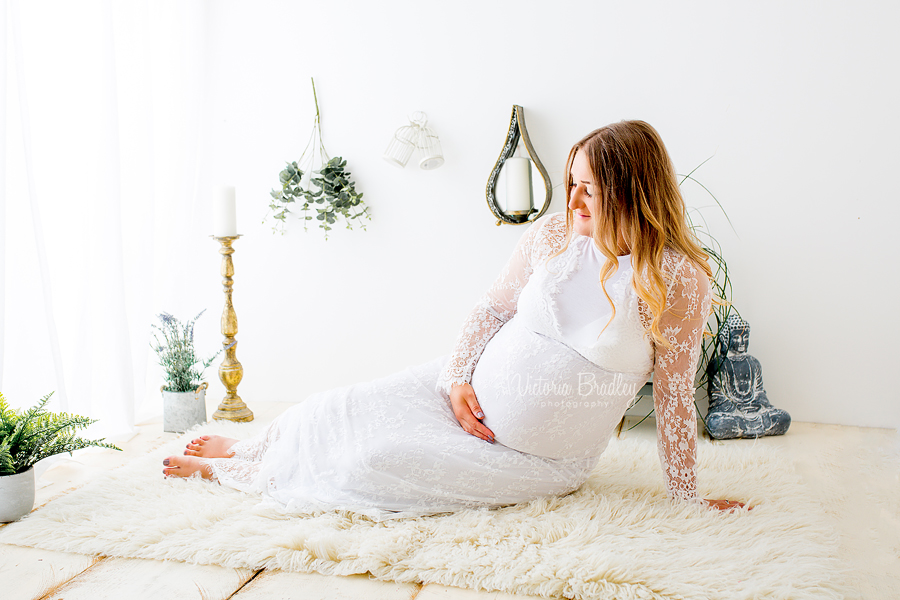 bump photography lady sat on floor in lace dress