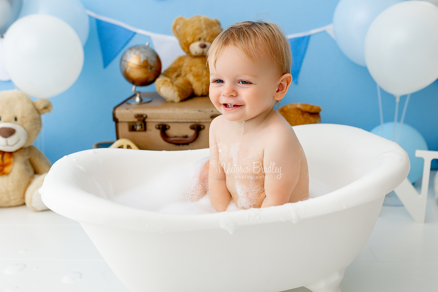 baby boy in bath tub cake smash