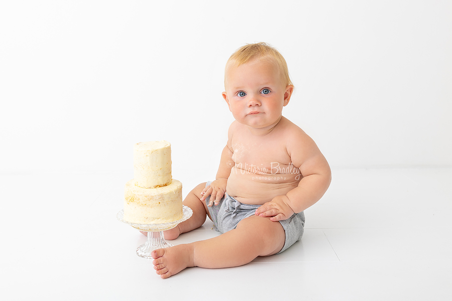 baby boy blue eyes with cake